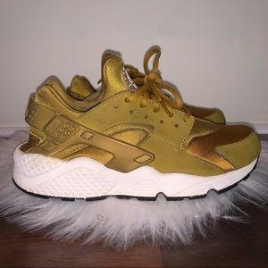 Nike Air Hurache Run ‘BRONZINE’ Women’s